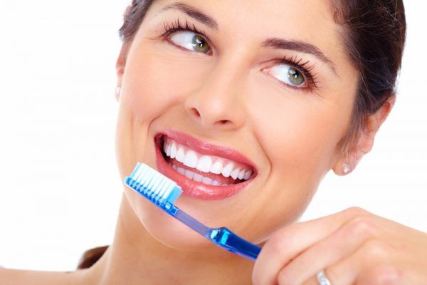 Việc uống nước và đánh răng buổi sáng đúng cách giúp tăng cường sức khỏe