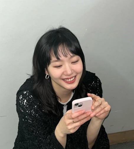 Một điểm đặc biệt khác là cách Kim Go Eun phối hợp khuyên tai vòng tròn với nhiều kiểu trang phục và kiểu tóc.    