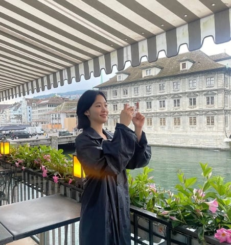 Ngay cả trong những chuyến du lịch, Kim Go Eun vẫn không rời bỏ món phụ kiện quen thuộc này.
