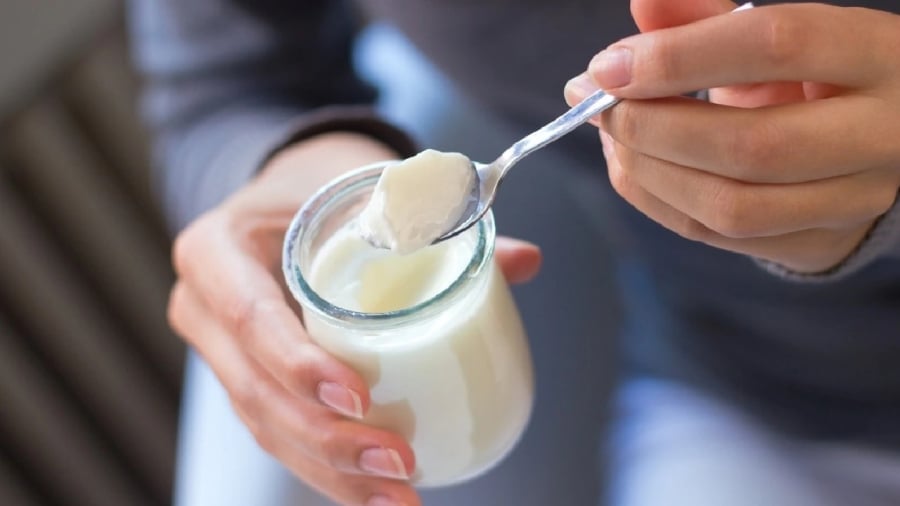 Một trong những sai lầm khi ăn sữa chua mà bạn nên tránh chính là ăn quá nhiều. Ăn nhiều sữa chua có thể gây ra các phản ứng không tốt cho cơ thể.