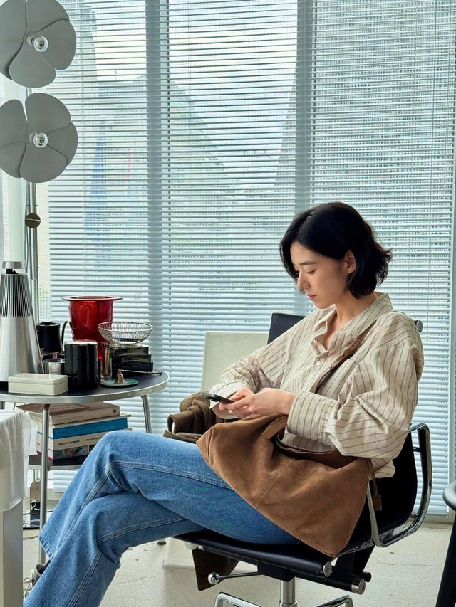 Nếu thêm một chiếc túi xách tông nâu, tổng thể outfit sẽ trở nên tinh tế và sang xịn mịn hơn.