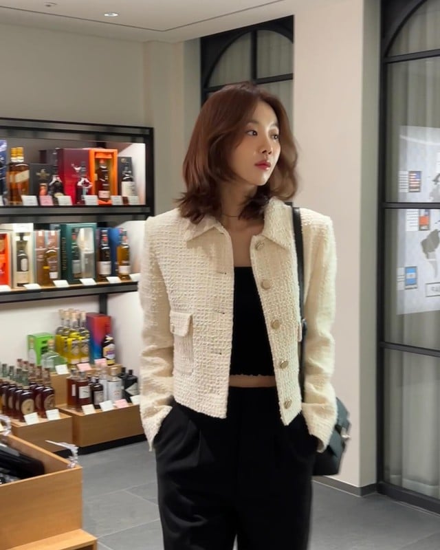 Khoác ngoài bằng áo tweed trắng, diện mạo sẽ chuyển sang hướng sang trọng, thanh lịch