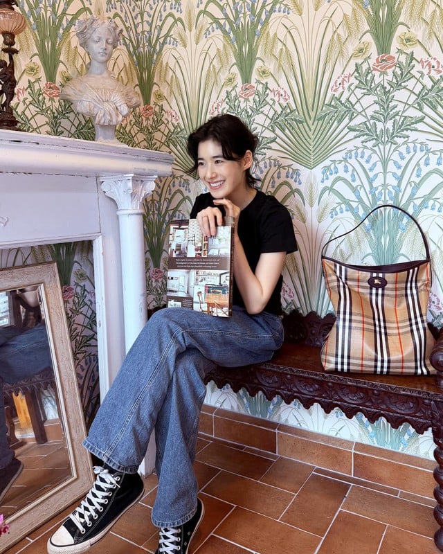 Nếu muốn làm mới phong cách hàng ngày, áo thun đen phối cùng quần jeans ống đứng là gợi ý lý tưởng. 