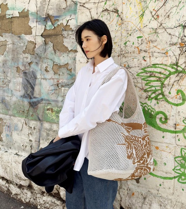 Chiếc túi tote đi kèm sẽ làm outfit thêm phần thanh lịch.