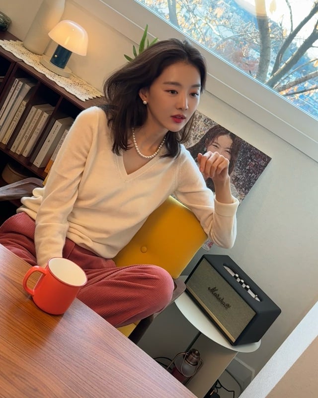Với những ai muốn tô điểm vẻ ngọt ngào, công thức áo len trắng phối quần màu hồng sẽ là điểm nhấn thú vị.