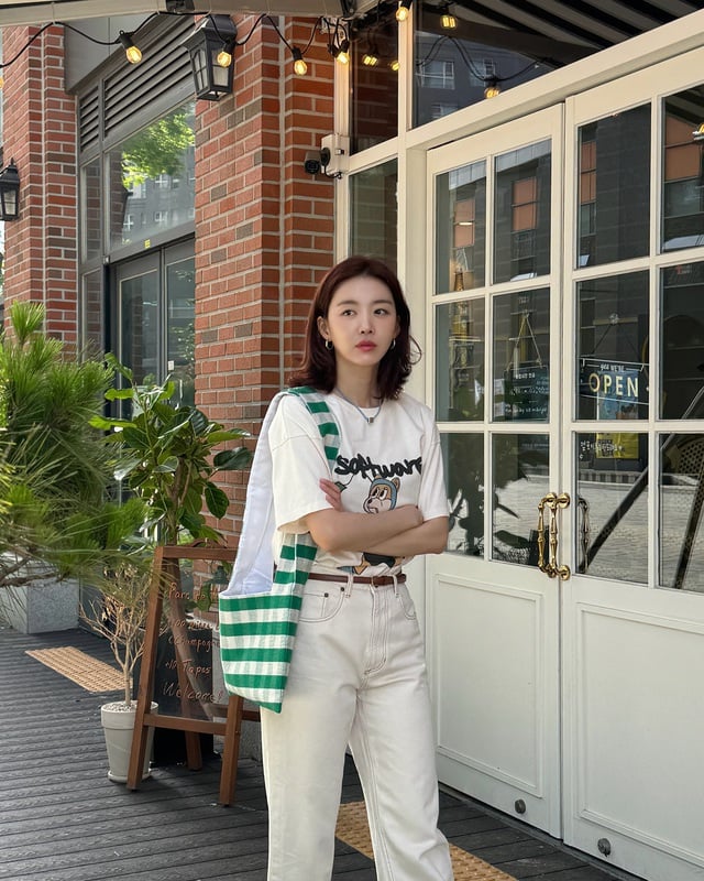 Chỉ cần sơ vin và thắt thêm thắt lưng, phong cách sẽ trông gọn gàng và thời thượng hơn nhiều.