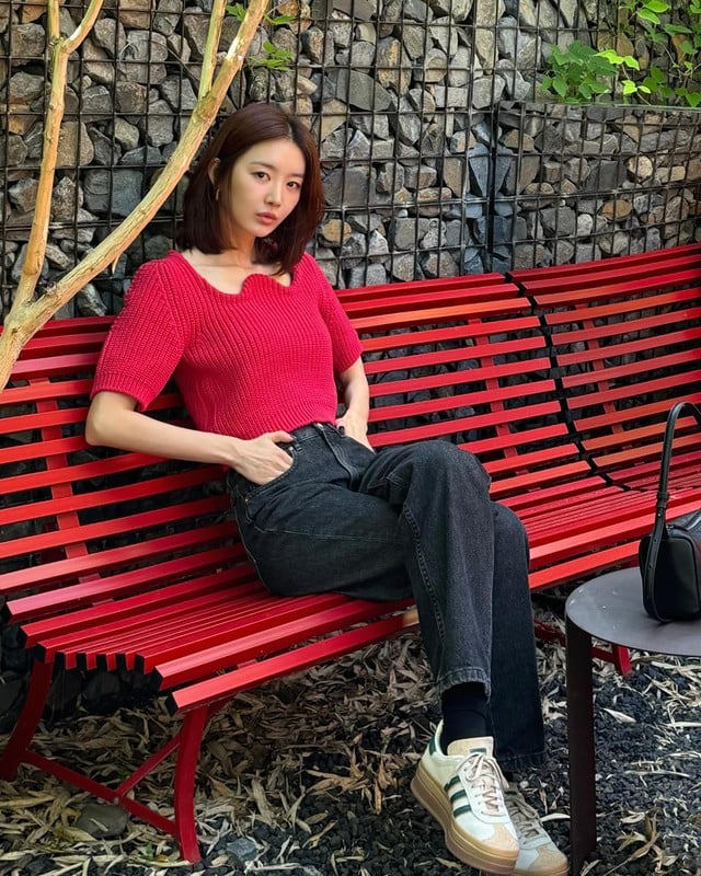 Đừng bỏ qua áo len đỏ khi thời tiết se lạnh.