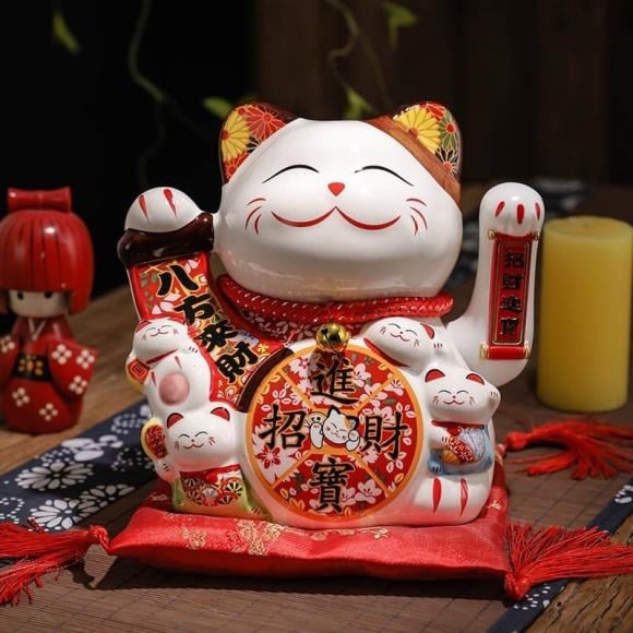 Nhiều chủ doanh nghiệp trưng bày Mèo May Mắn với hy vọng thu hút khách hàng và tăng doanh thu. 
