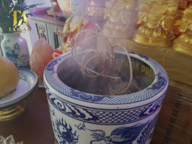 Những gia đình làm ăn buôn bán, khi thấy hiện tượng này thường gặp vận may bất ngờ: công việc thuận lợi, buôn bán đắt hàng, tiền bạc dư dả.
