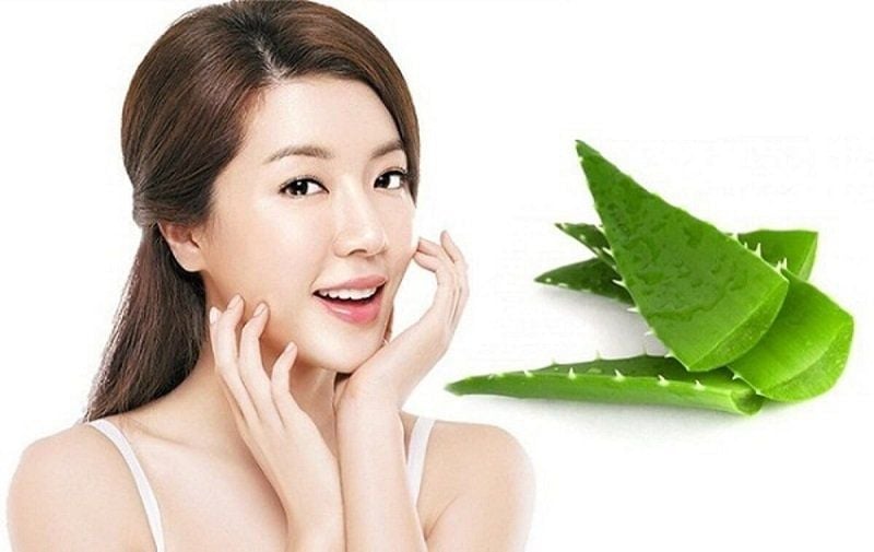Gel nha đam chứa nhiều vitamin A, C, E và hợp chất chống viêm tự nhiên, vừa dưỡng da vừa mang lại tác dụng chống nắng nhẹ.