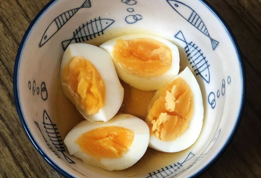 Trứng luộc, trứng chiên hay hấp nếu hâm nóng nhiều lần đều có nguy cơ biến đổi protein, gây khó tiêu và không còn giữ được dinh dưỡng ban đầu. 