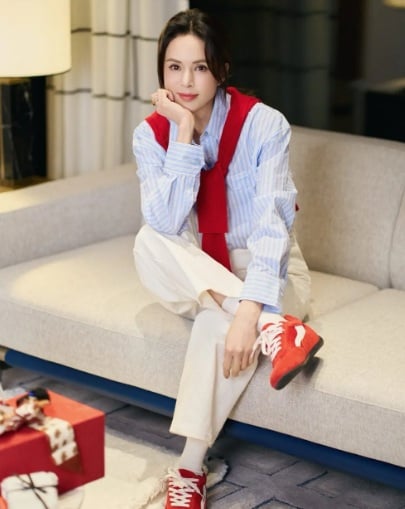 Những món đồ cơ bản như quần legging ôm dáng, áo crop top, giày sneakers trắng được cô sử dụng linh hoạt trong đời sống hằng ngày.    