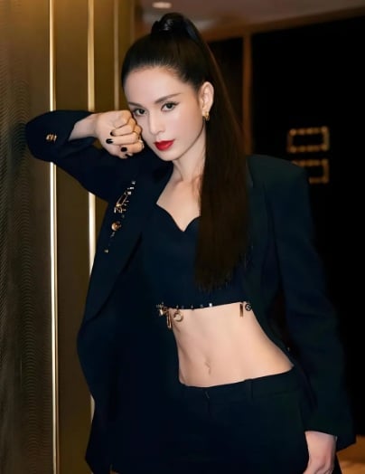 Khi xuất hiện trong các sự kiện, Lý Nhược Đồng ưu ái những thiết kế váy ôm dáng hay váy cut-out tinh tế.