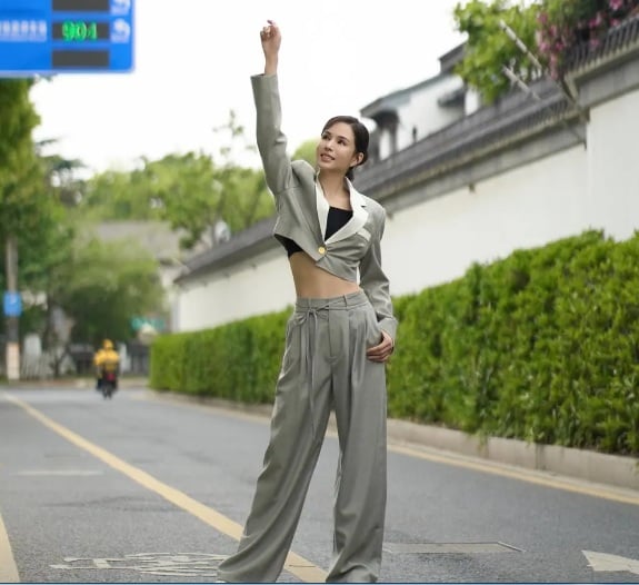 Các lựa chọn này không chỉ tôn lên thân hình gọn gàng, săn chắc mà còn thể hiện gu thẩm mỹ tinh tế,