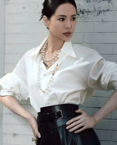  Cách phối đồ này không chỉ tiết kiệm mà còn giúp hình ảnh của cô luôn tươi mới, tránh sự lặp lại nhàm chán.