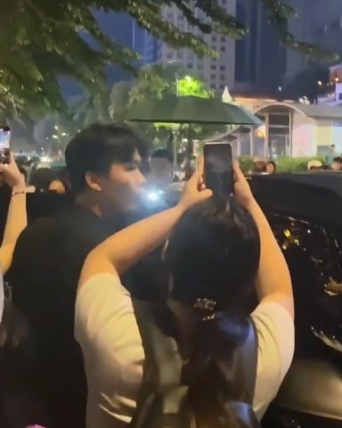 Có người cho rằng Tóc Tiên được chồng đón về, đây chính là động thái khẳng định tình cảm vợ chồng sau loạt tin đồn rạn nứt gần đây.