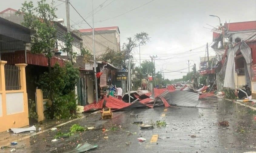 Ngay sau thiên tai, UBND xã đã chỉ đạo lực lượng khẩn trương rà soát, thống kê thiệt hại, đồng thời hỗ trợ người dân thu dọn mái tôn rơi vãi, đảm bảo an toàn giao thông và ổn định đời sống.    