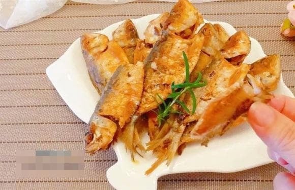 Làm nóng nồi trước khi đổ dầu. Không nên cho dầu vào khi nồi chưa nóng, vì cá dễ bị dính chảo. 