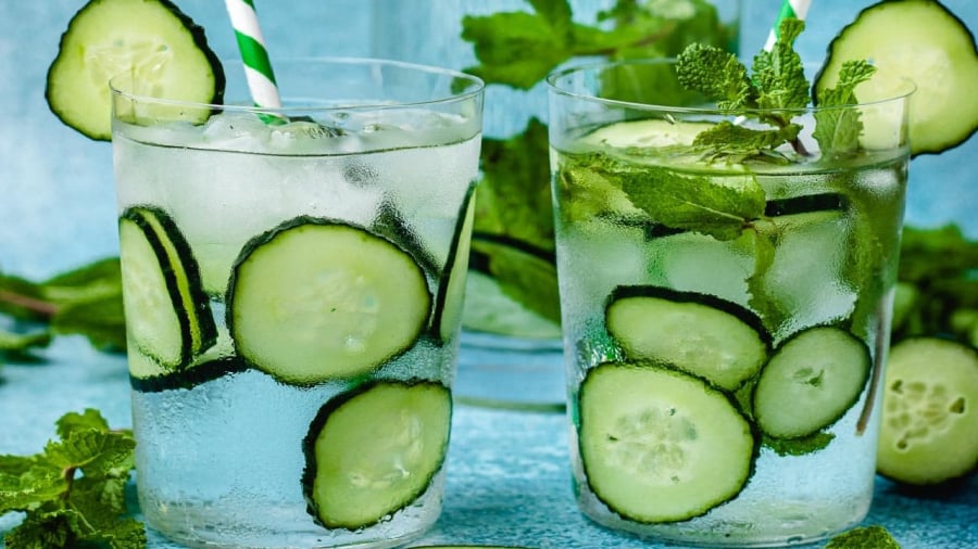 Bạn cần ngâm dưa chuột thái lát mỏng vào nước, để qua đêm trong tủ lạnh để các chất được hòa tan vào nước.
