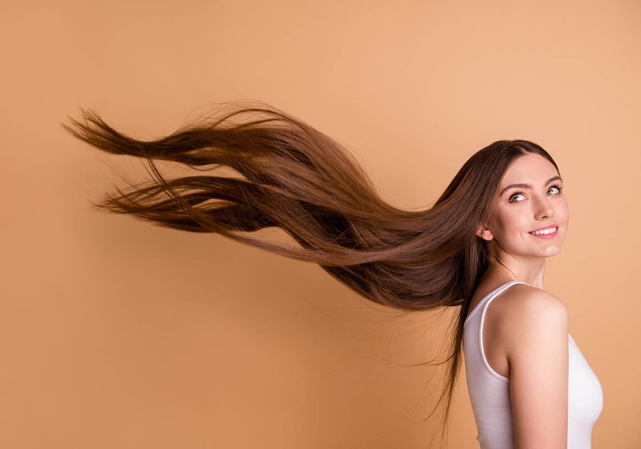 Bạn nên xả tóc với nước mát hoặc nước lạnh để giúp đóng lại lớp biểu bì tóc, giữ cho tóc mượt mà và óng ả hơn.
