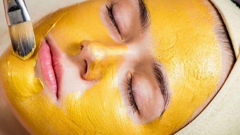 Tinh bột nghệ từ lâu đã nổi tiếng nhờ thành phần curcumin – hoạt chất có khả năng làm mờ nám, thâm mụn và cải thiện sắc tố da. 