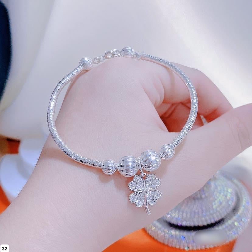 Từ xa xưa bạc vẫn là thứ hộ thân đơn giản và lành tính