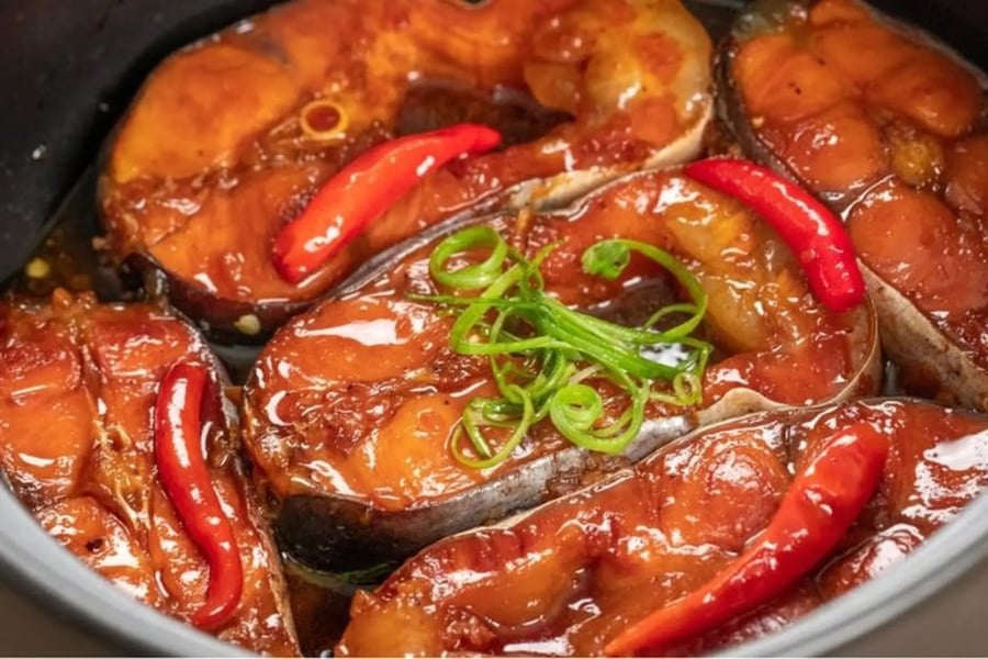 Ăn cá kho cùng rau luộc hoặc cơm nóng vừa ngon, vừa cân bằng dinh dưỡng.