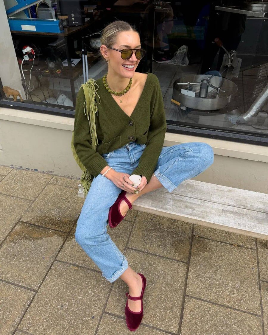 Đây là lựa chọn an toàn nhưng hiệu quả, giúp cân bằng nét cổ điển của Mary Jane