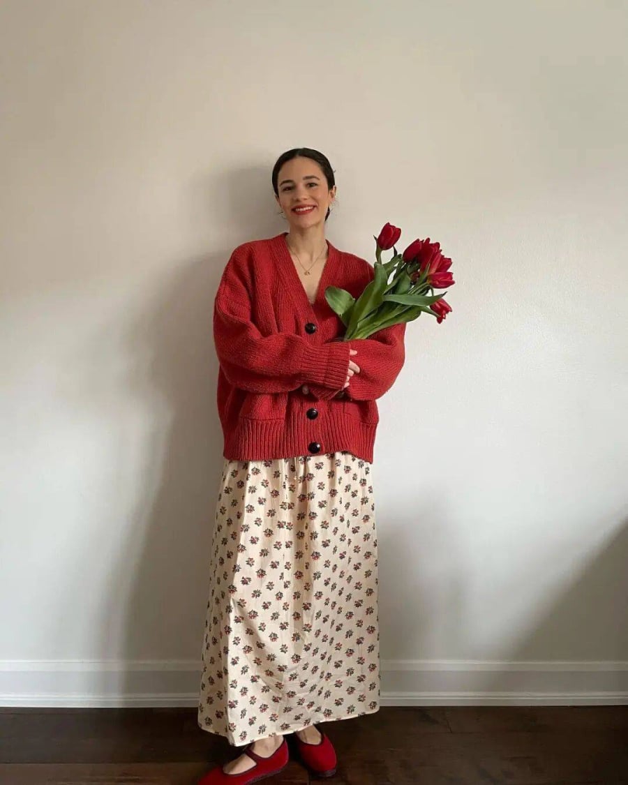 Những đôi giày gót thấp 3–5 cm sẽ vừa giữ được sự thoải mái, vừa khắc phục hạn chế chiều cao.