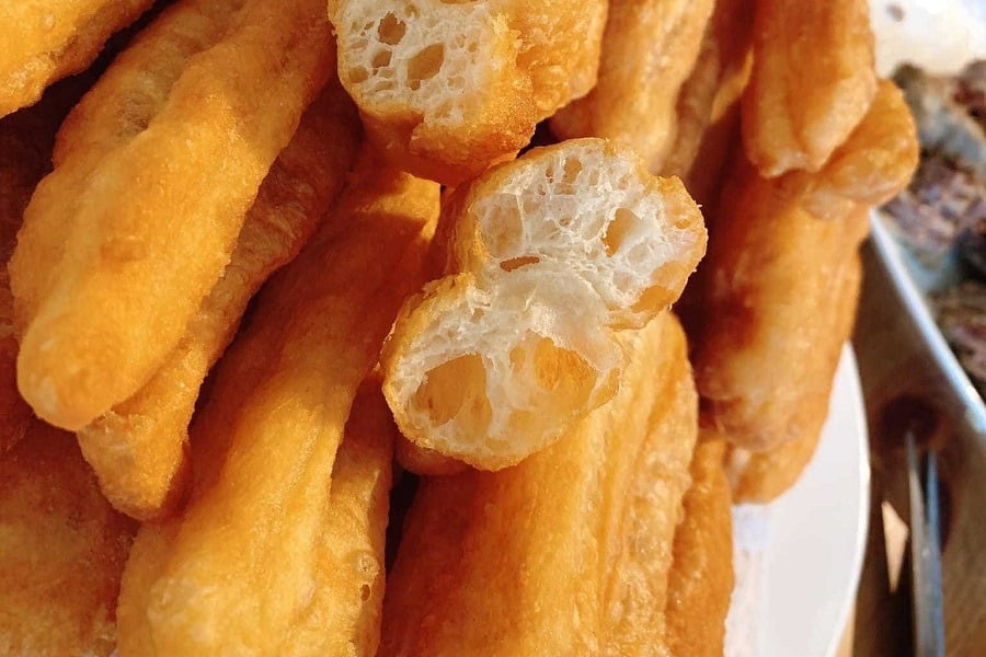 Quẩy chứa nhiều dầu mỡ, năng lượng cao, lại được chiên đi chiên lại trong dầu ở nhiệt độ cao, sinh ra lượng lớn axit béo chuyển hóa (trans fat). Ảnh minh họa