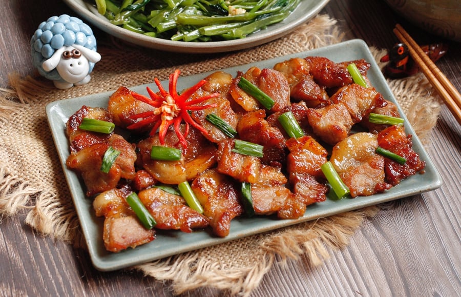 Cho chút đường/mật mía: Vừa tạo màu vàng đẹp, vừa cân bằng vị mặn.