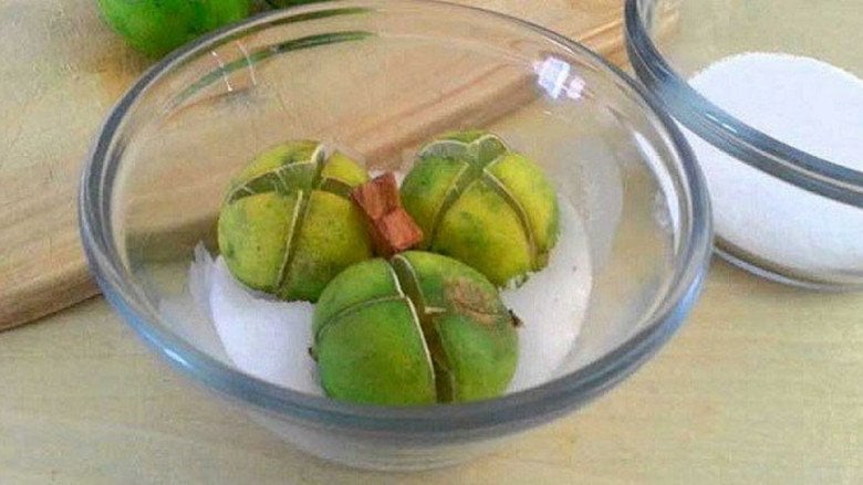 Để tăng hiệu quả thanh tẩy và thu hút may mắn, bạn có thể kết hợp muối và chanh trong trường hợp này.    