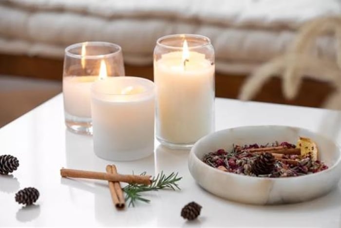 Nến và nhang thường dùng để kích thích dòng chảy năng lượng tốt, đó là đồng minh trong hành trình tìm kiếm sự thịnh vượng của mọi gia đình. (Ảnh minh họa)