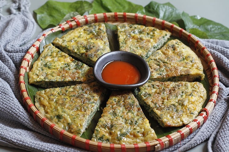 Học người Nhật cách rán trứng với lá Hẹ lạ miệng, phòng K