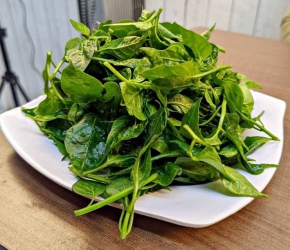 Không chỉ giàu canxi, lá ớt còn cung cấp nhiều vitamin A, C, K cùng các khoáng chất thiết yếu như magie và kali.