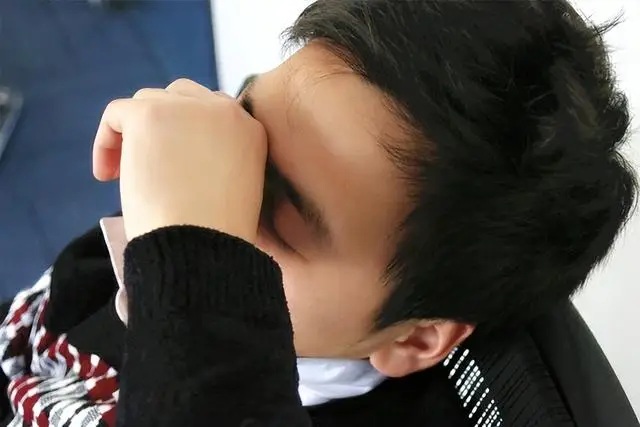 Đây là dấu hiệu thường bị xem nhẹ, nhưng nếu đi kèm với vàng da hoặc ăn uống kém ngon miệng, bạn nên đi kiểm tra chức năng gan sớm.