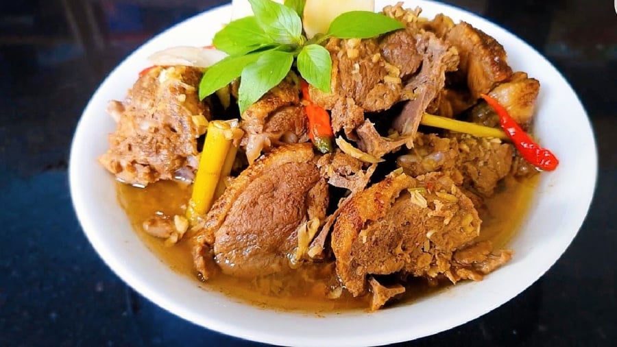 Thịt vịt giả cầy có thể ăn cùng cơm nóng hoặc bún đều ngon.