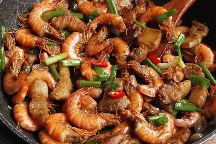 Khi hỗn hợp này sôi lên, nước mắm sẽ sệt lại, bọc đều quanh tôm, giúp vỏ tôm bóng, đỏ, thơm nức mũi.