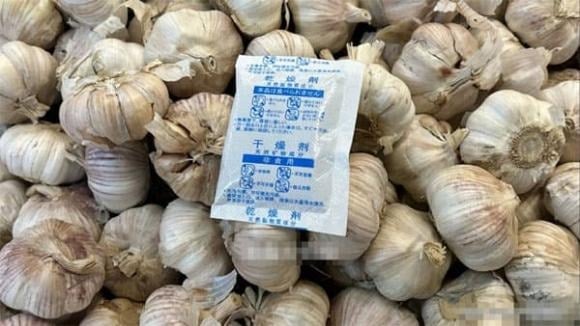 Sau một ngày đi giày, đặc biệt vào mùa hè khi chân dễ đổ mồ hôi, bên trong giày thường bị ẩm. 