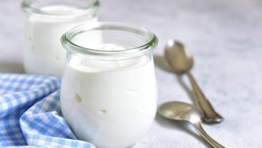Nghe “ít béo” tưởng chừng là lựa chọn tốt, nhưng thực tế nhiều loại sữa chua loại này lại chứa lượng đường cao để bù cho vị béo bị mất đi. Ảnh minh họa