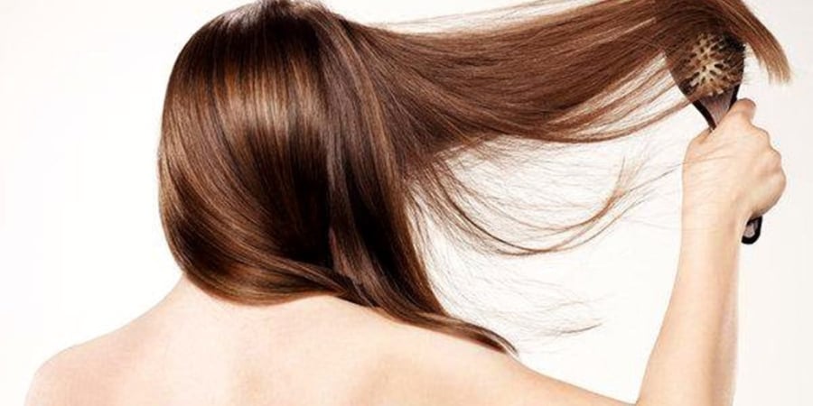 Biotin và vitamin B12 kích thích mọc tóc, hạn chế gãy rụng.    