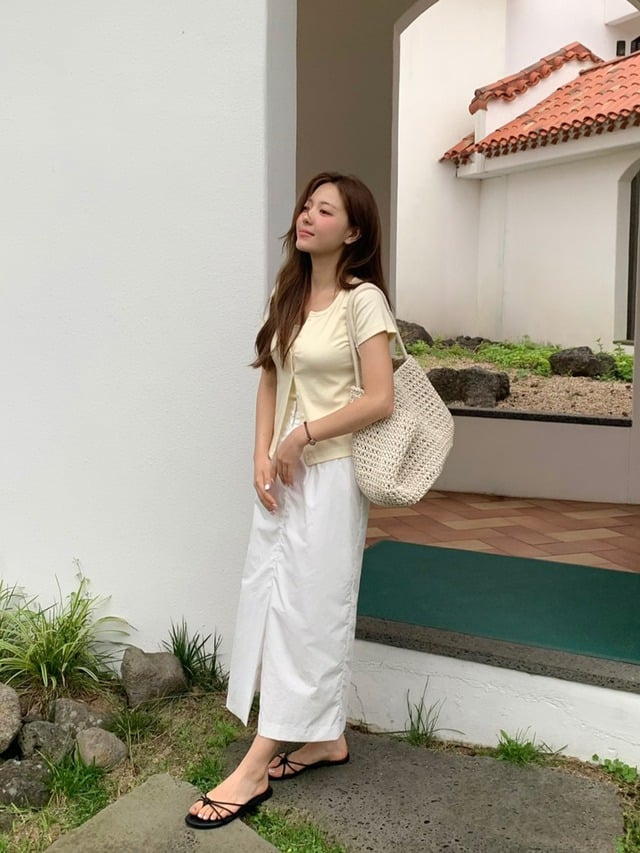 Những cô nàng yêu phong cách nhẹ nhàng có thể thử áo thun vàng pastel cùng chân váy trắng