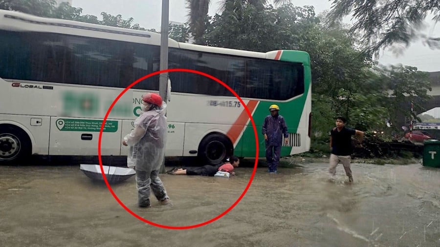 Người dân bị ngã nghi do rò rỉ điện.