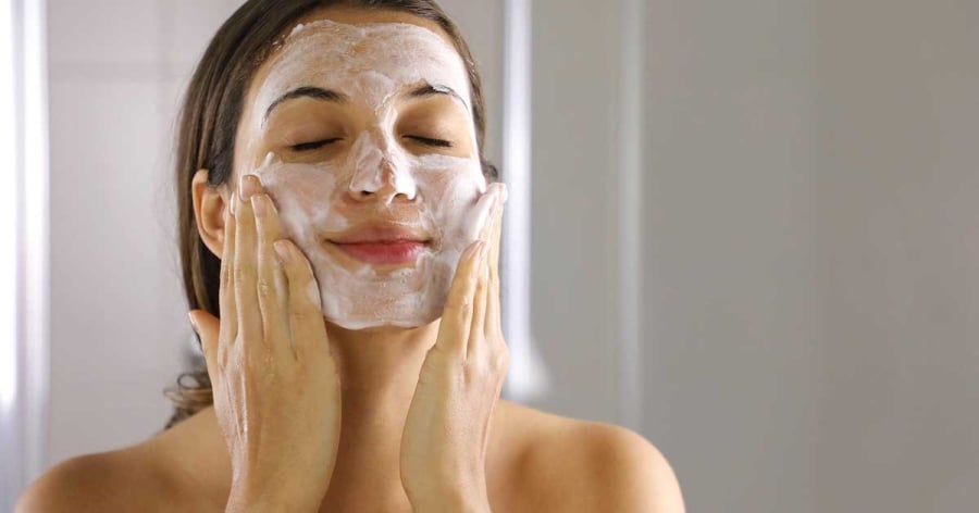 Sữa rửa mặt lý tưởng cho mùa Thu nên có độ pH cân bằng, nằm trong khoảng 5,5–6,0, vừa đủ để làm sạch mà không làm tổn hại hàng rào ẩm