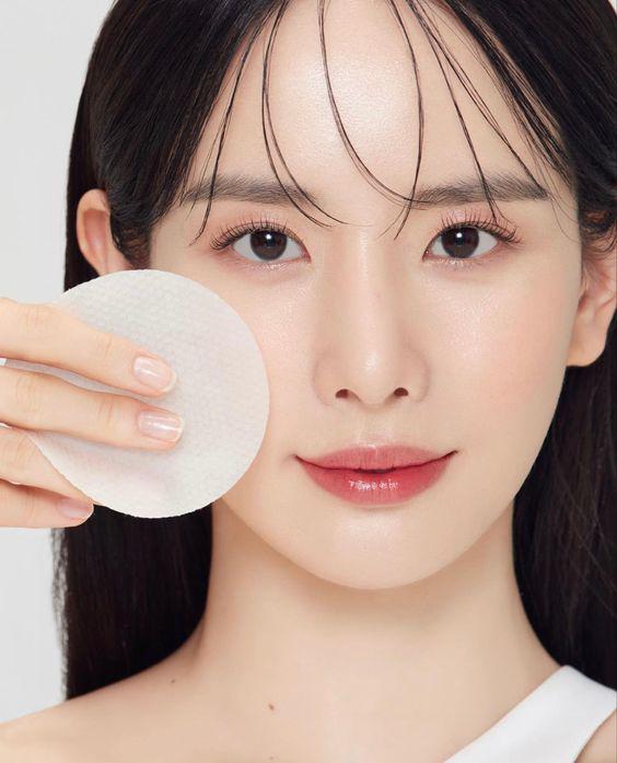 Khoai tây chứa enzyme catecholase – hoạt chất có khả năng làm sáng vùng da bị sạm màu, giúp giảm sắc tố quanh mắt. 
