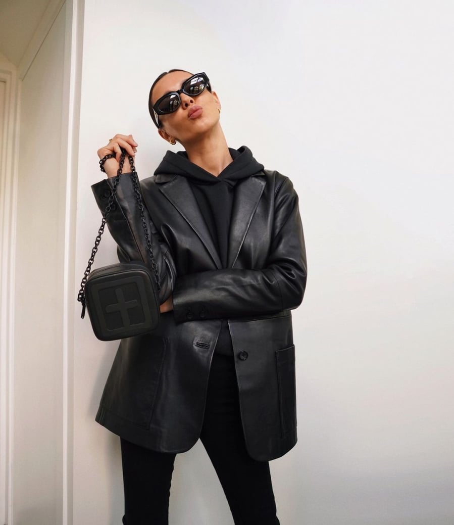 Một trong những cách phối được ưa chuộng nhất chính là kết hợp blazer boyfriend cùng áo hoodie.