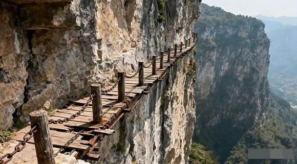 “Đừng đi con đường quanh co” – ở đây, “sai” vừa chỉ những lối đi hẻo lánh, khó khăn trong thực tế, vừa là ẩn dụ cho những lựa chọn sai lầm trong đời.