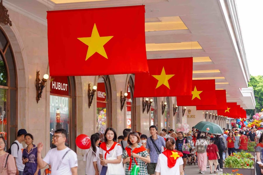 Song song đó, Bộ Nội vụ trình Chính phủ phương án nghỉ Tết Nguyên đán 2026, với tổng thời gian nghỉ 9 ngày liên tiếp – từ thứ Bảy (14/2/2026, tức 27 tháng Chạp năm Ất Tỵ) đến hết Chủ nhật (22/2/2026, tức mùng 6 tháng Giêng năm Bính Ngọ).
