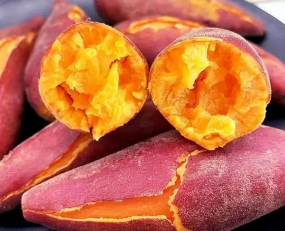 Dù chất xơ trong khoai lang hỗ trợ tiêu hóa, nhưng với người có hệ tiêu hóa kém, nó lại dễ gây đầy hơi, chướng bụng và khó chịu.