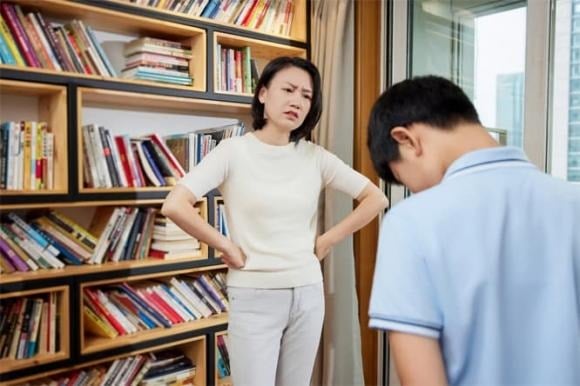 Tình yêu đích thực đôi khi là biết buông tay – để con được tự do bay trên bầu trời của riêng nó. Và nếu có vấp ngã, đó vẫn là bước đi quý giá trên hành trình trưởng thành.